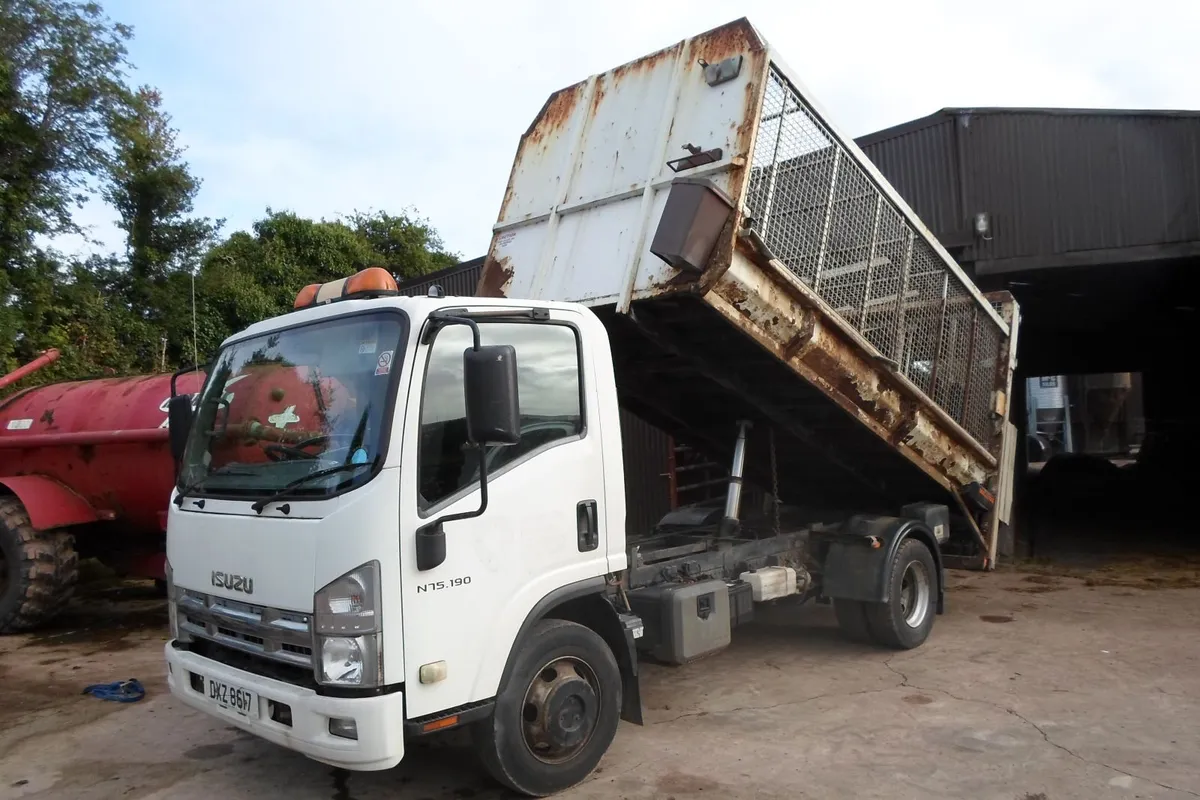 Isuzu tipper - Image 2