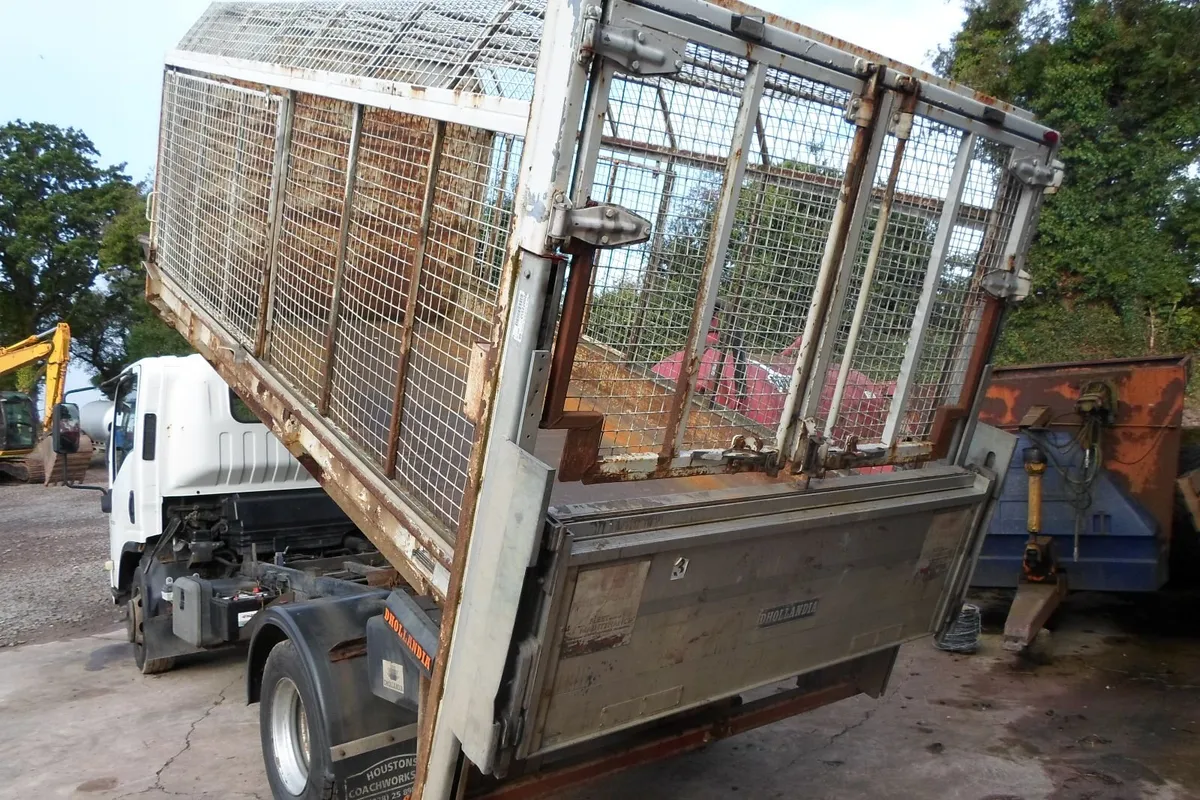 Isuzu tipper - Image 3