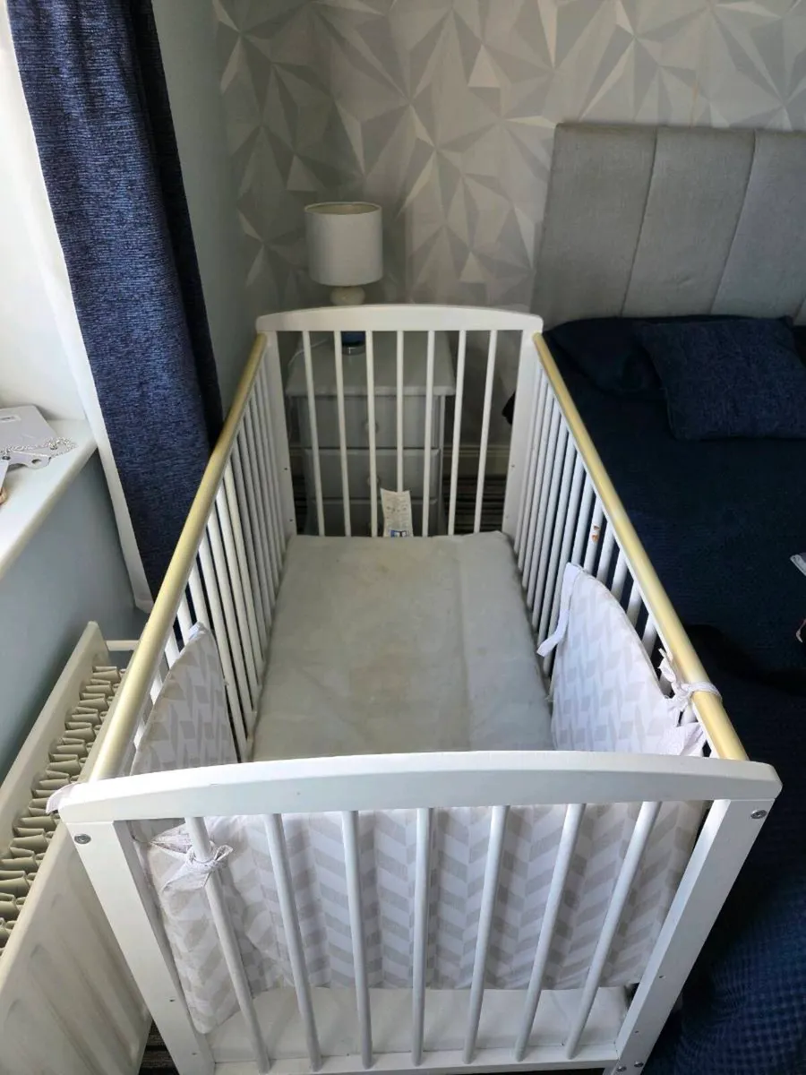 Baby cot bed