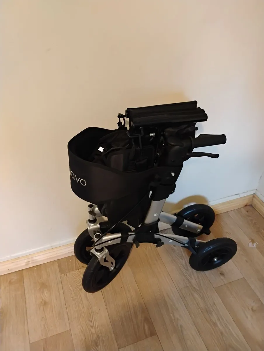 Walker with seat - Image 2