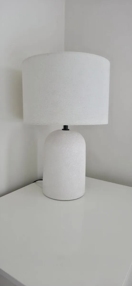 2x White stone contemporary lamps - Image 1