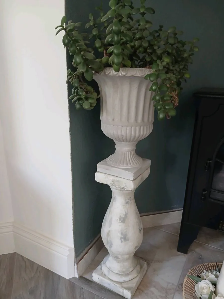 Stone urn  and pedestal - Image 1