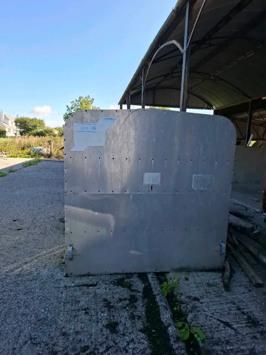 Cattle box - Image 1