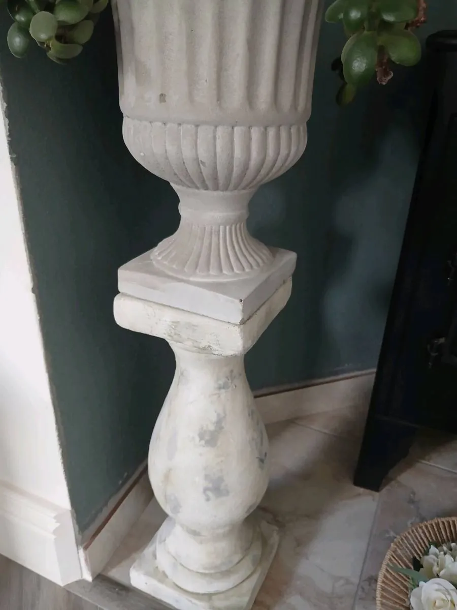 Stone urn  and pedestal - Image 2