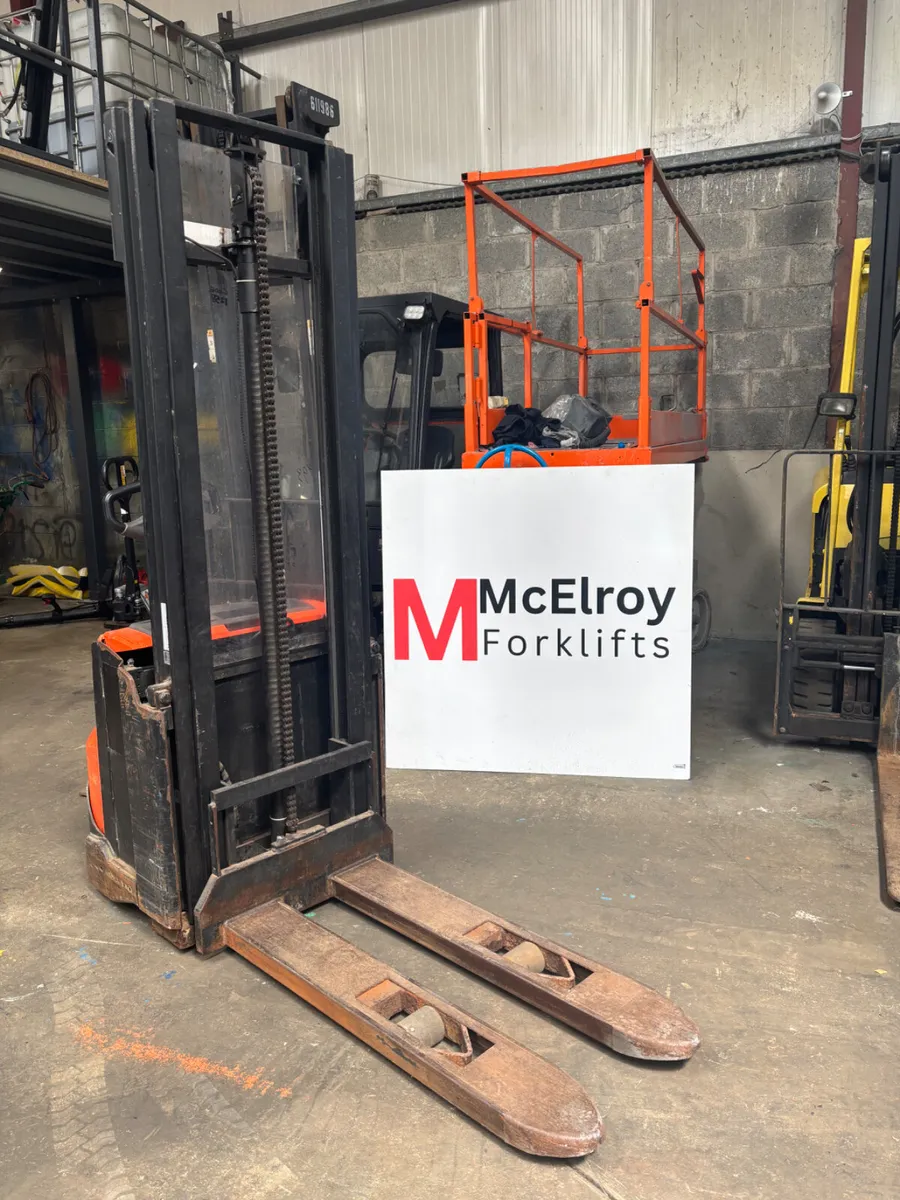 Fully electric pallet trucks and pallet stackers - Image 4