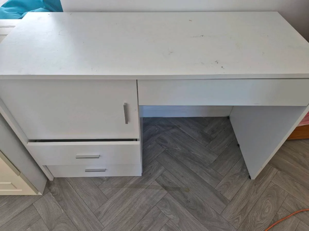 Sewing table - Image 1