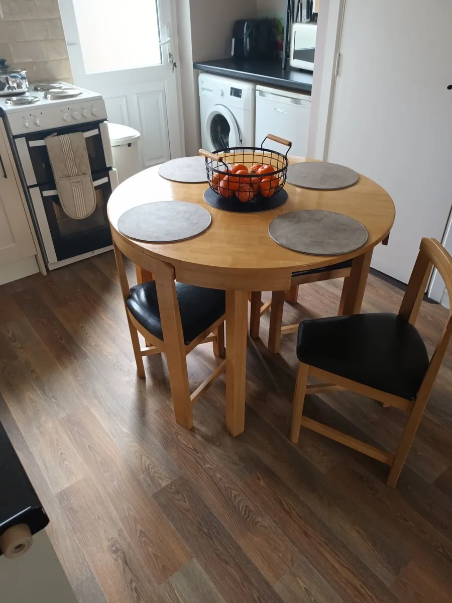 A table and 4 chairs - Image 2