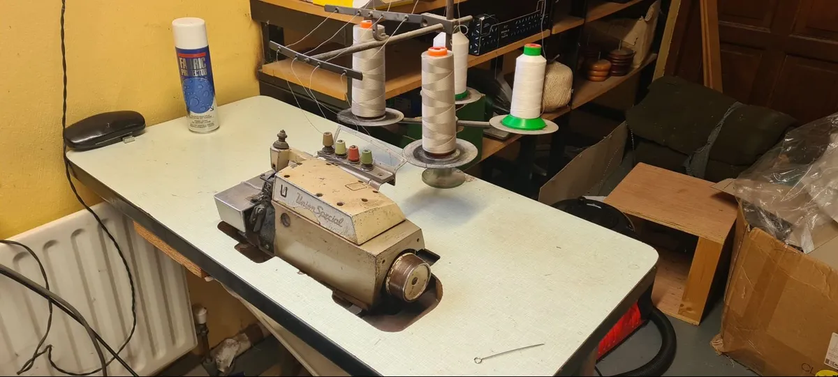 Industrial overlocking machine - Image 1