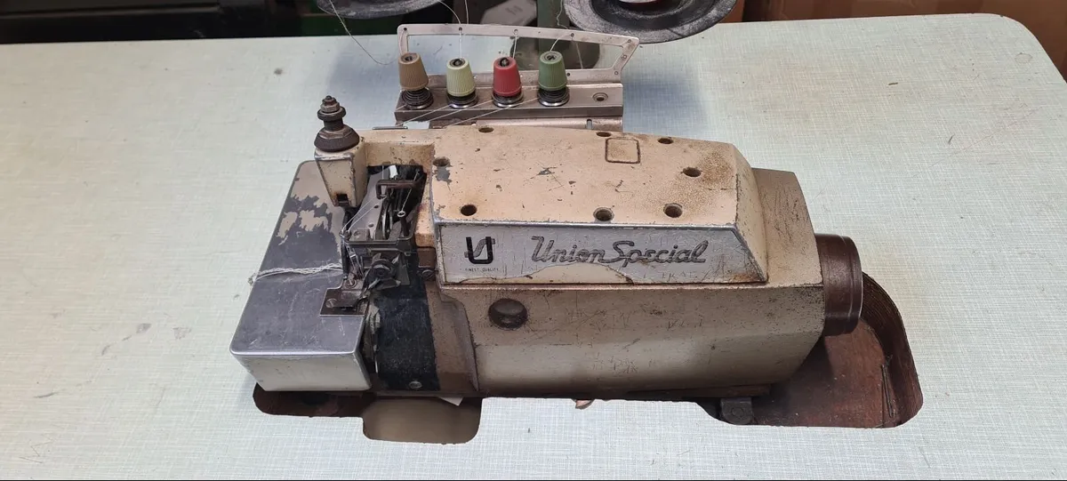 Industrial overlocking machine - Image 2