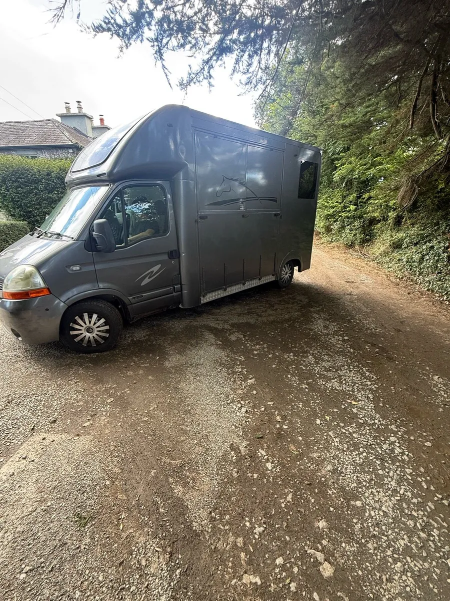 Horse box - Image 1