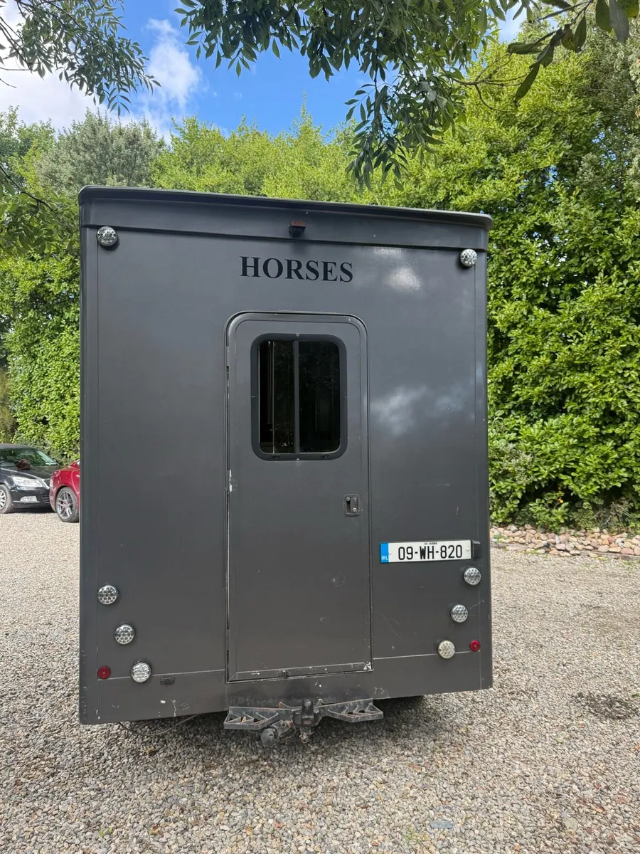 Horse box - Image 2