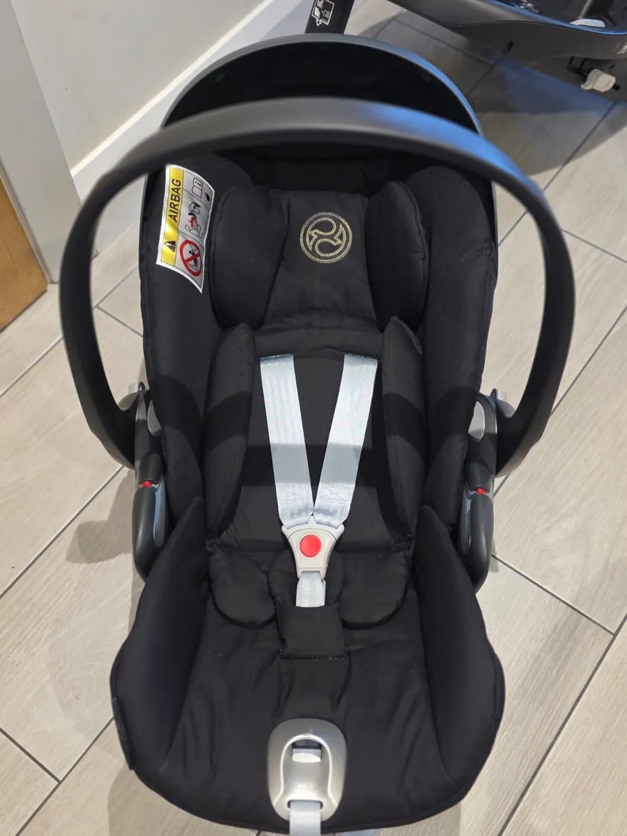 As new Spotless Cybex Car seat Z with 369 base - Image 3