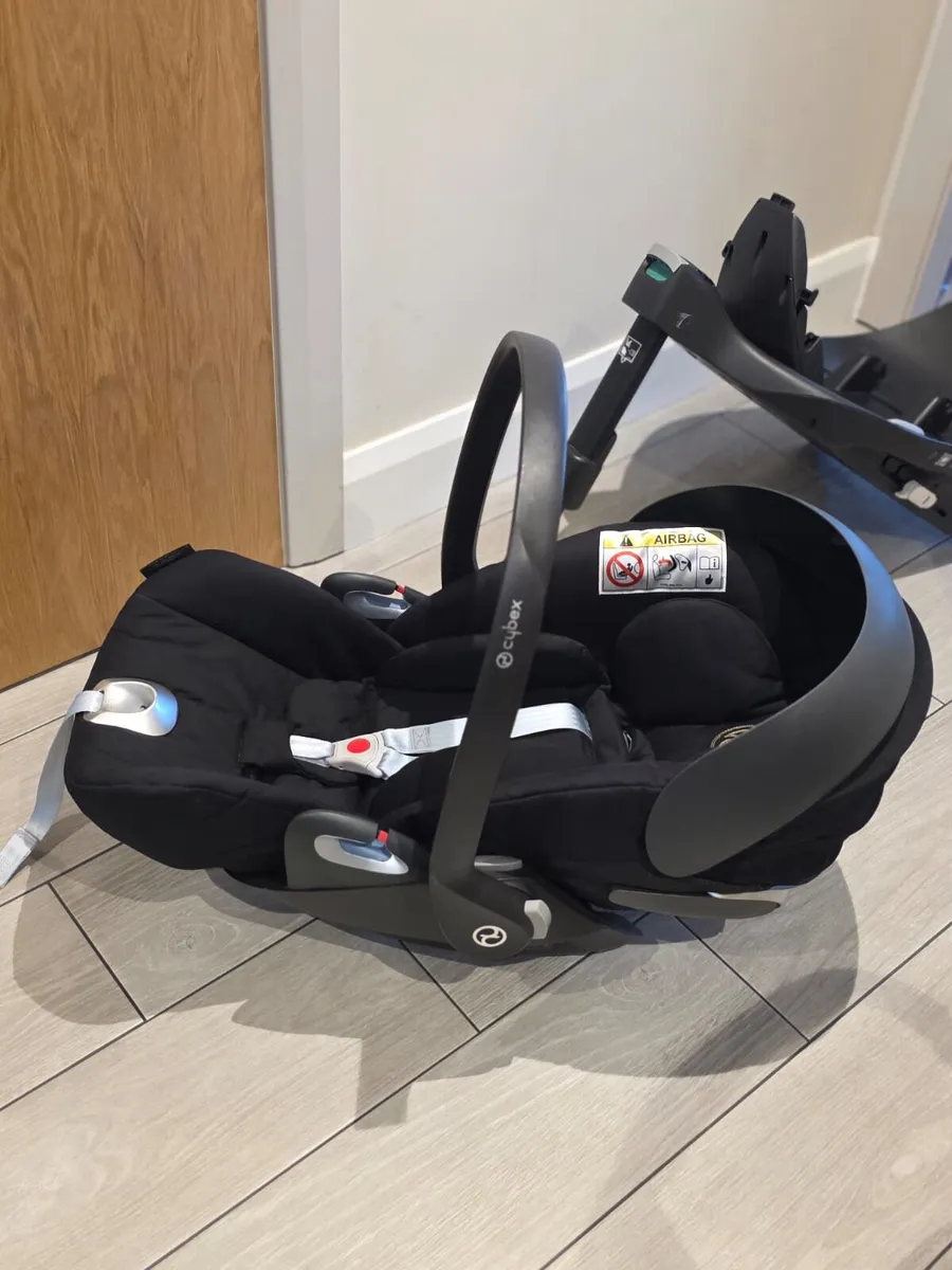 As new Spotless Cybex Car seat Z with 369 base - Image 4