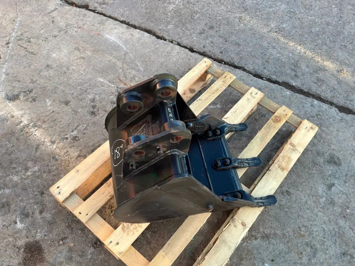 New / unused 18"  JCB  bucket......35mm pins...... - Image 3