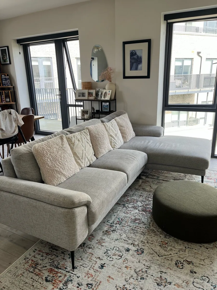 4 seater corner sofa with chaise - Image 4