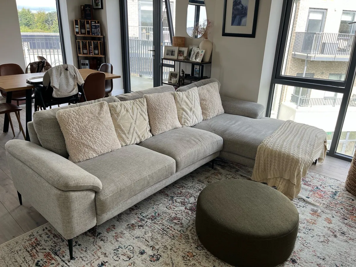 4 seater corner sofa with chaise - Image 1