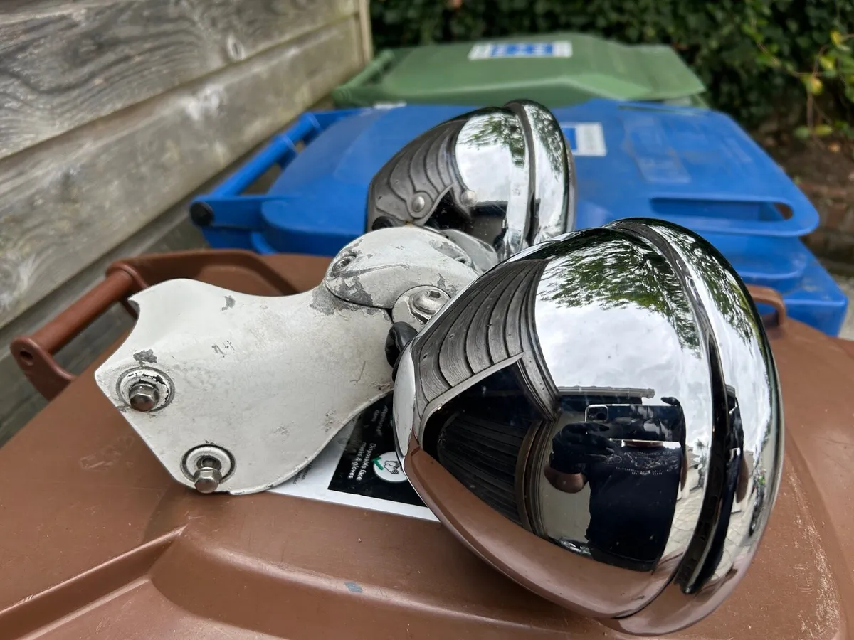 Triumph speed triple headlamps and bracket - Image 2