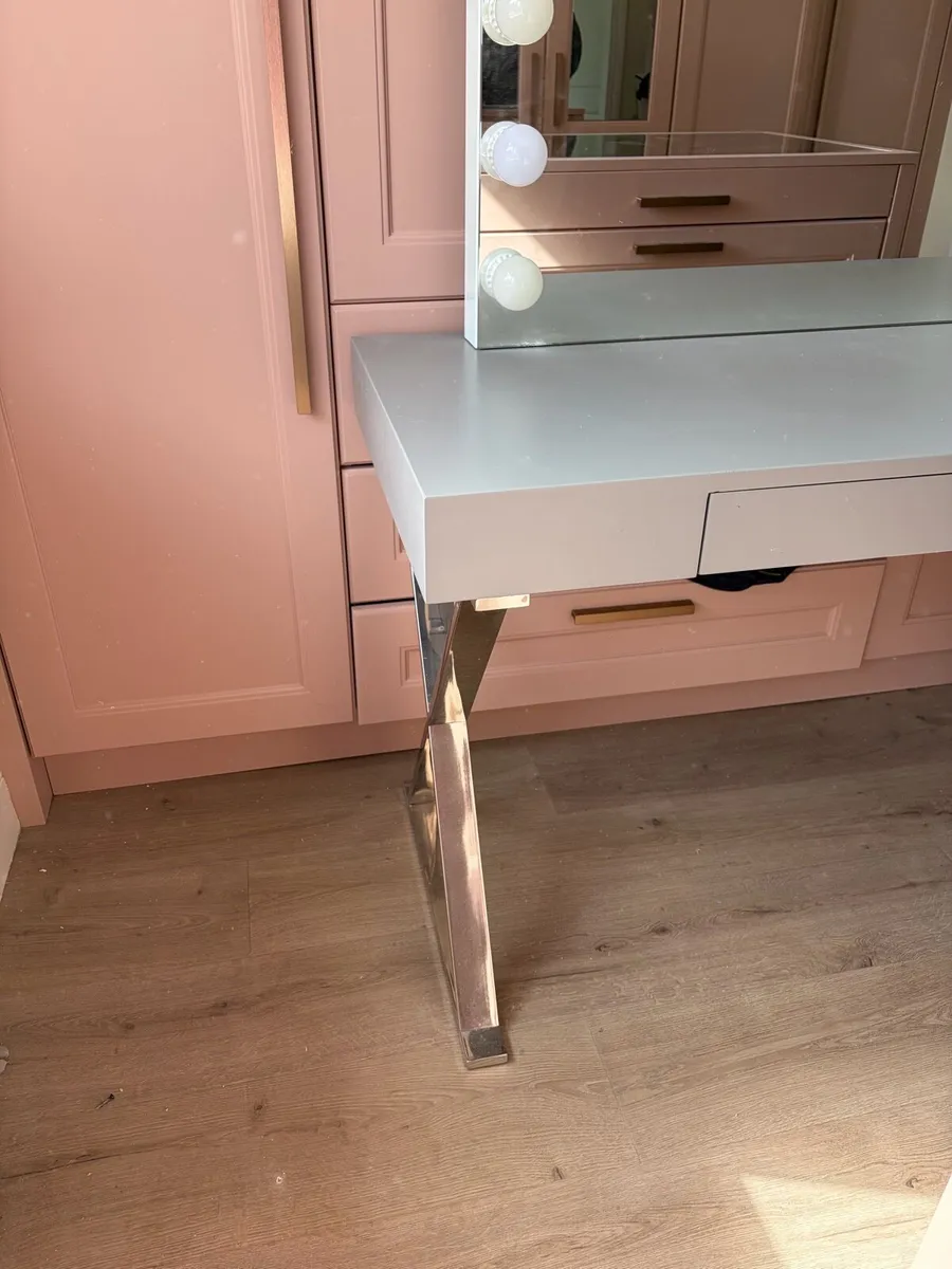 Hollywood Mirror and Makeup table - Image 4