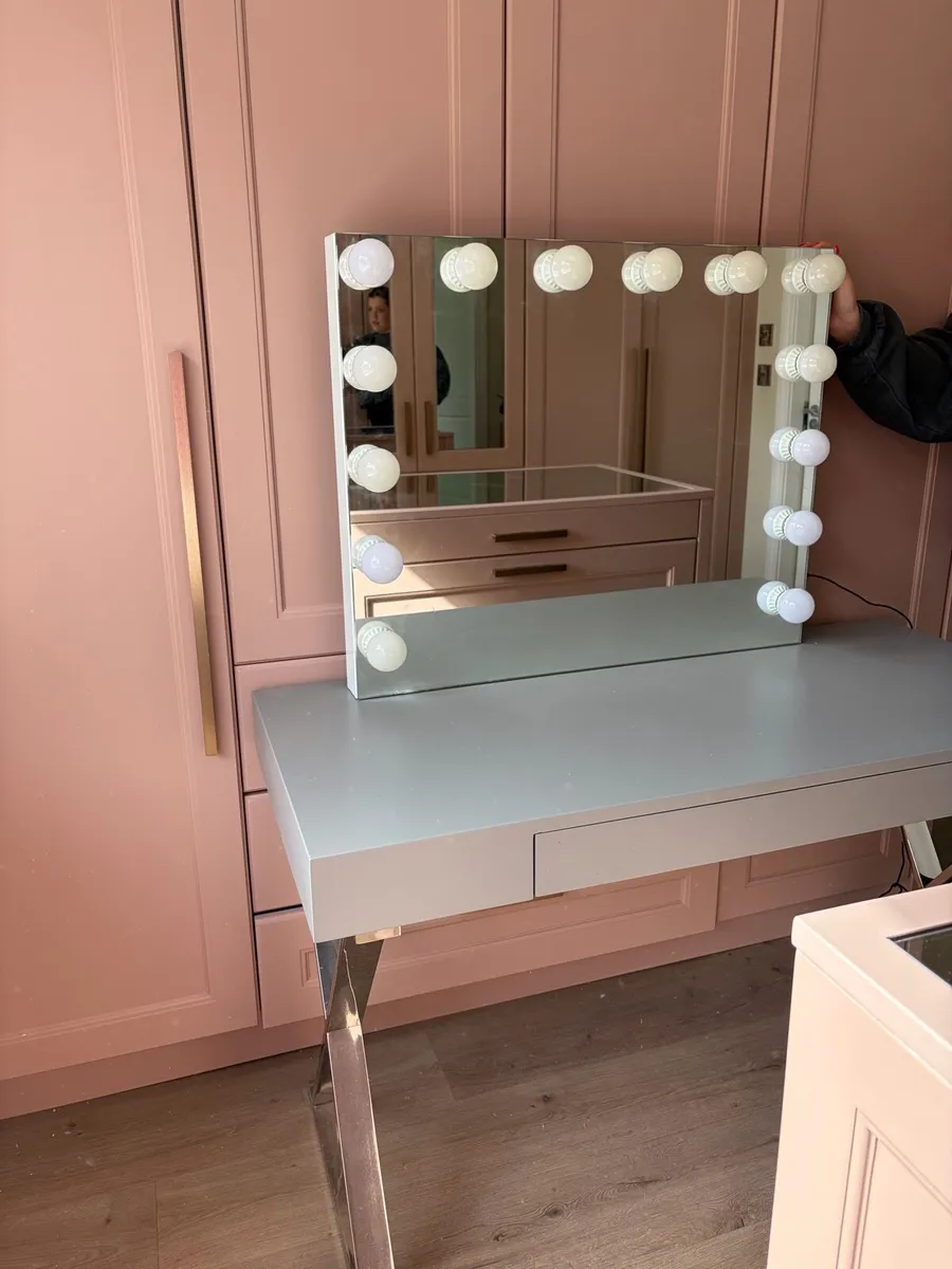Hollywood Mirror and Makeup table - Image 1
