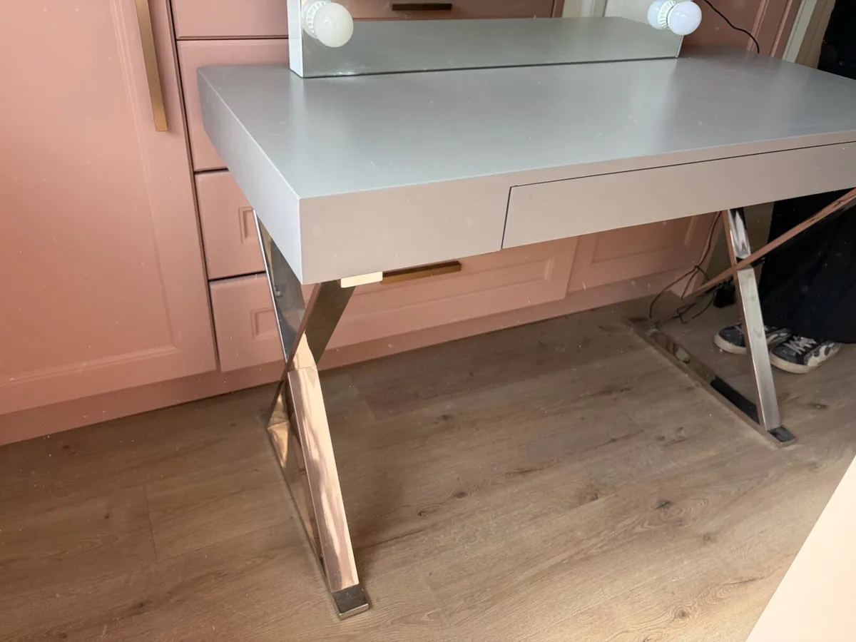 Hollywood Mirror and Makeup table - Image 2