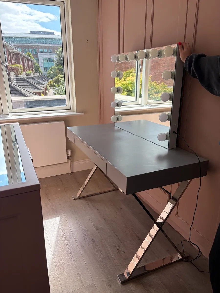 Hollywood Mirror and Makeup table - Image 3