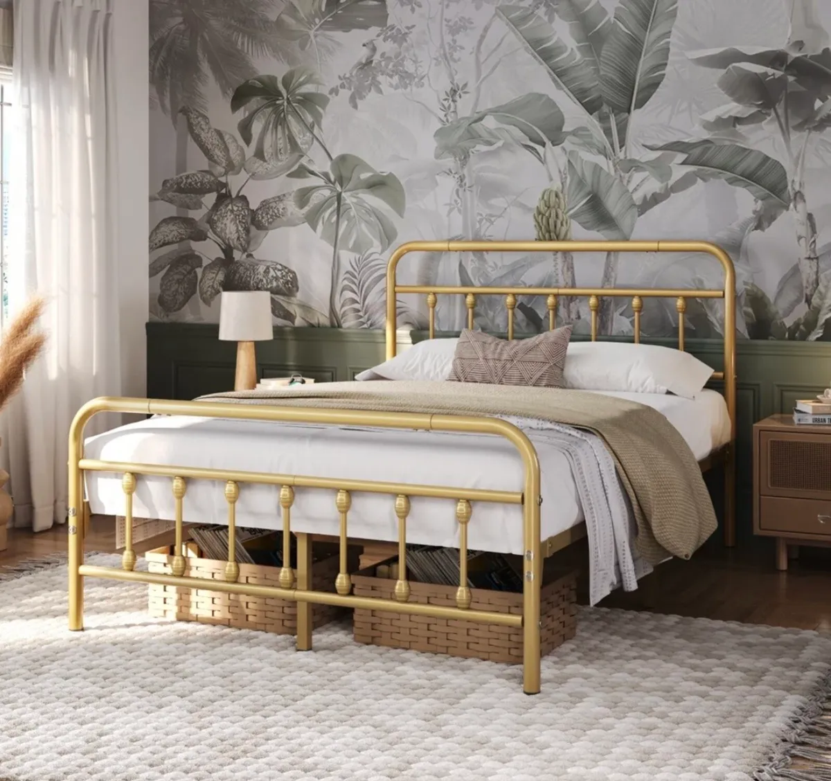 Antique gold metal double bed (4’6) frame - Image 1