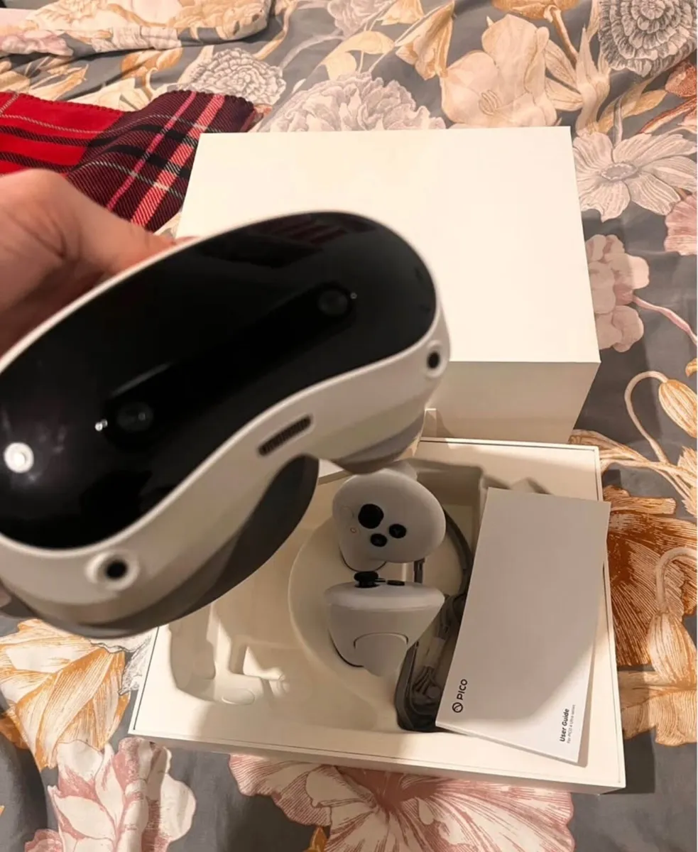 VR Pico 4 Ultra 256 GB - Image 1
