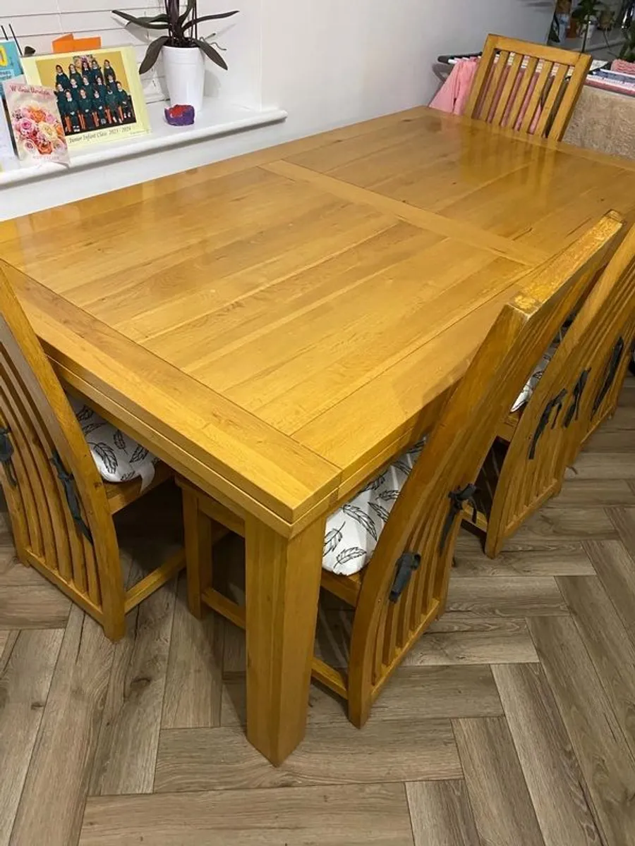 Oak kitchen table and oak chairs - Image 1