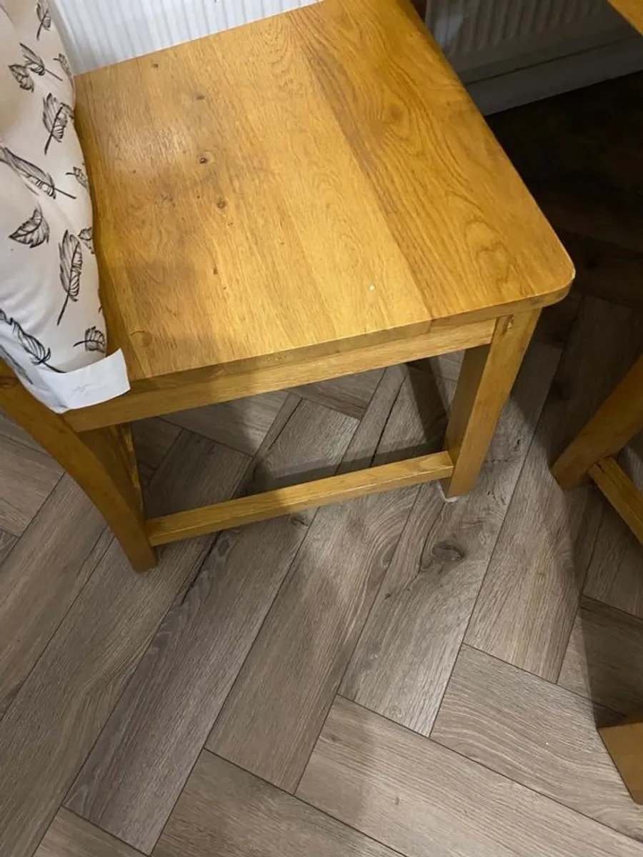 Oak kitchen table and oak chairs - Image 4