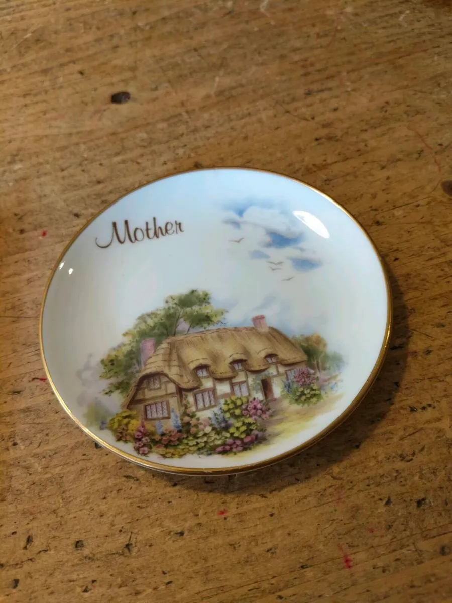 English china plate featuring a thatched cottage s - Image 2
