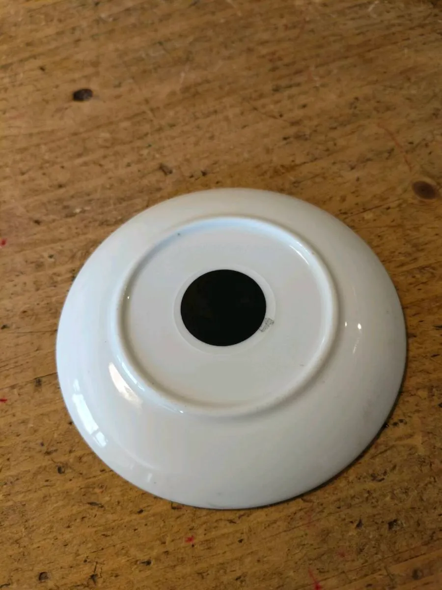 English china plate featuring a thatched cottage s - Image 3