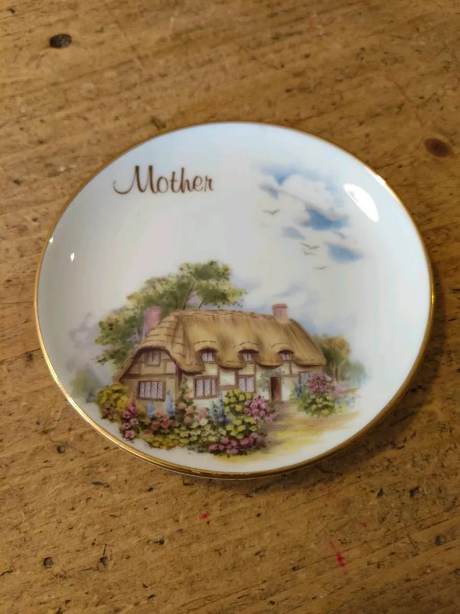 English china plate featuring a thatched cottage s - Image 4
