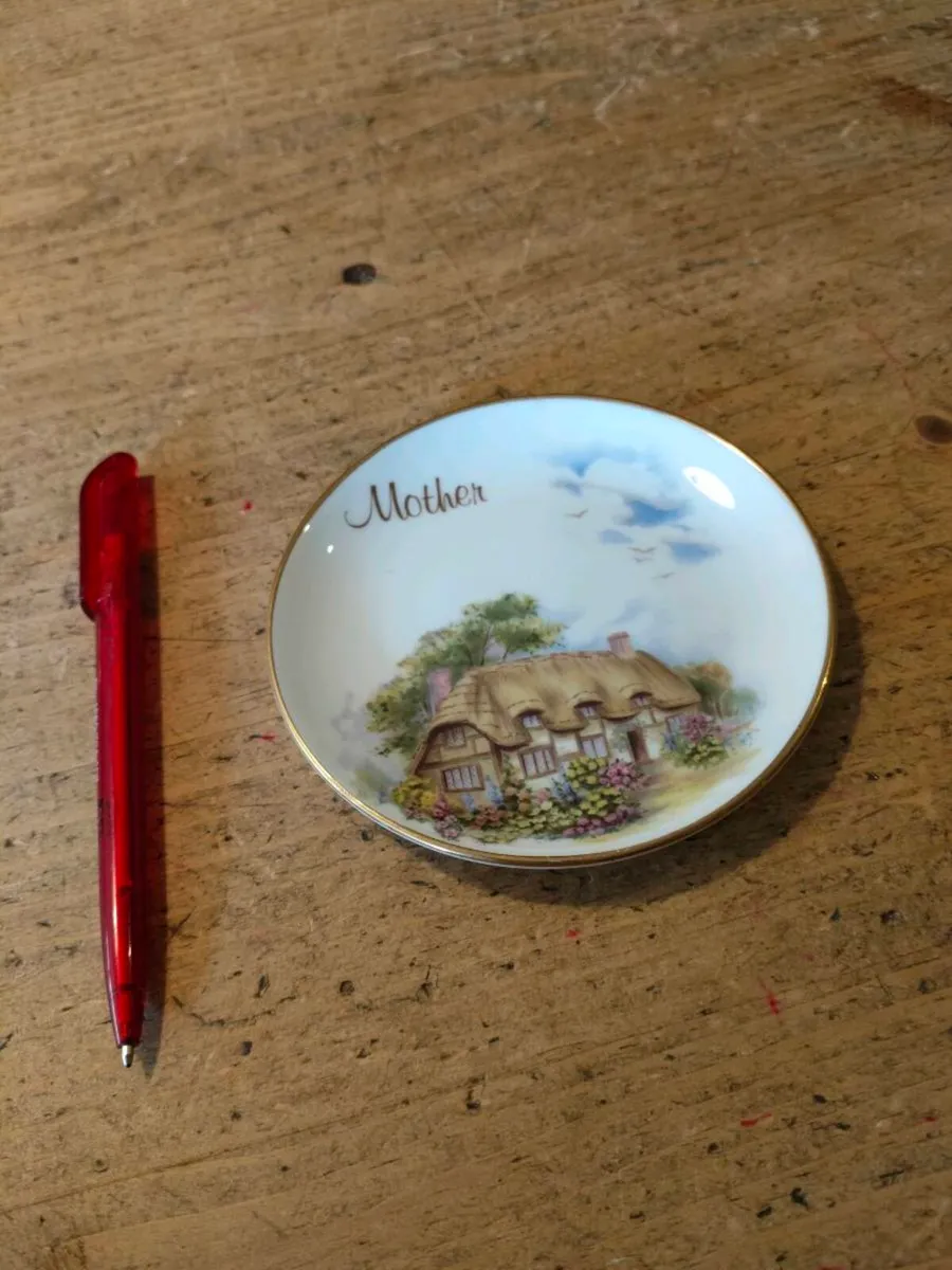 English china plate featuring a thatched cottage s - Image 1