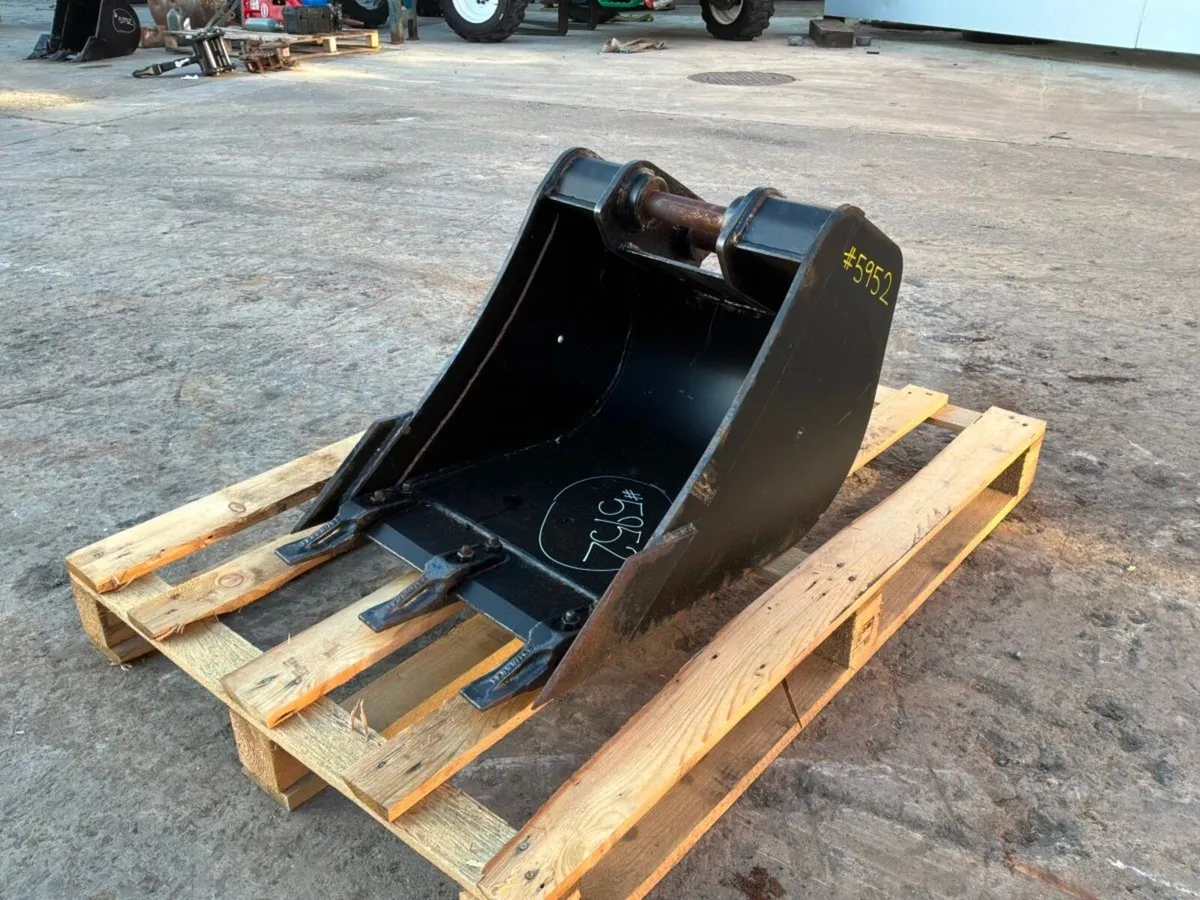 New / unused 18" JCB scoop bucket....35mm pins.... - Image 4