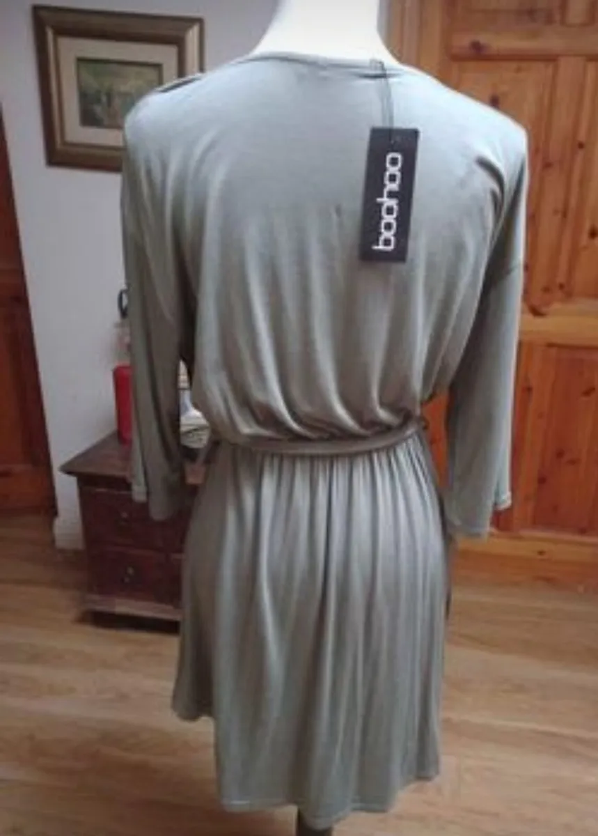 Boohoo dress with elasticated waist and belt. New - Image 2