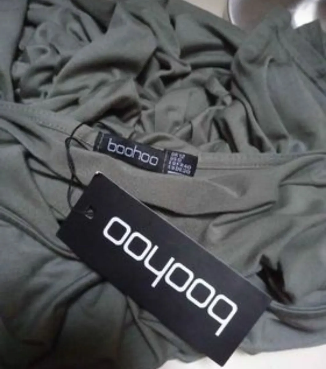 Boohoo dress with elasticated waist and belt. New - Image 3