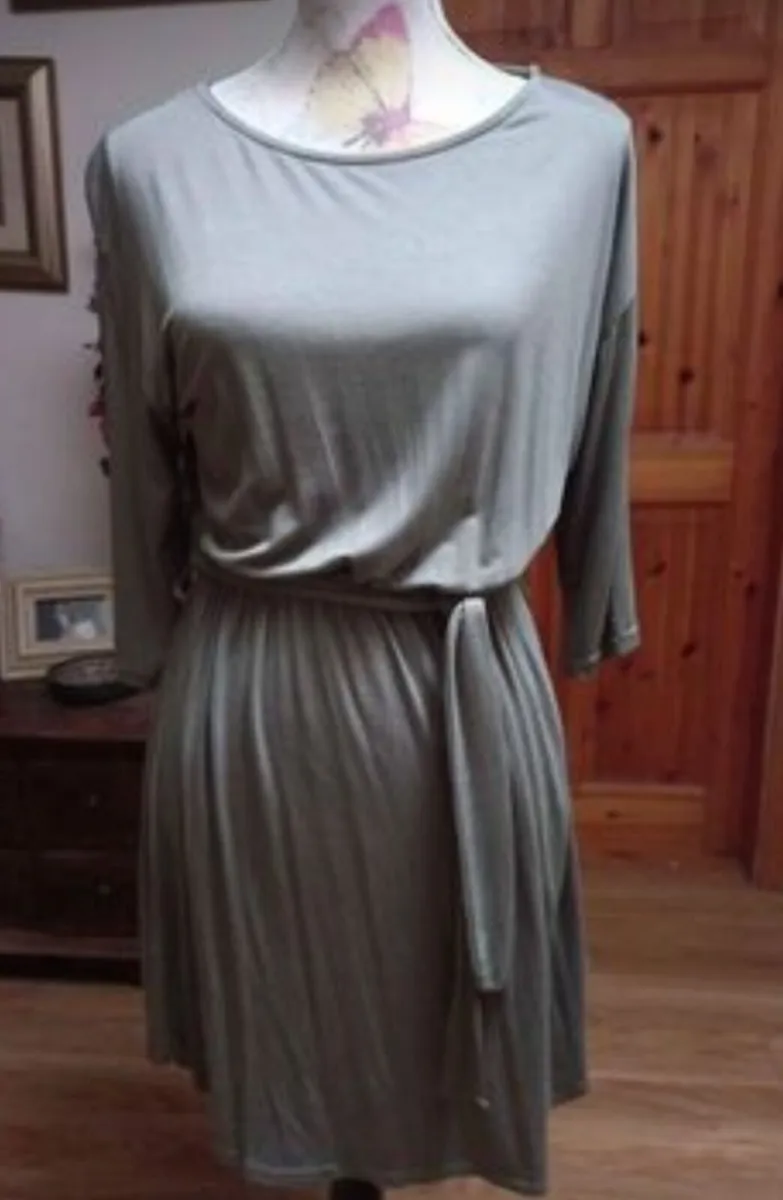 Boohoo dress with elasticated waist and belt. New - Image 1
