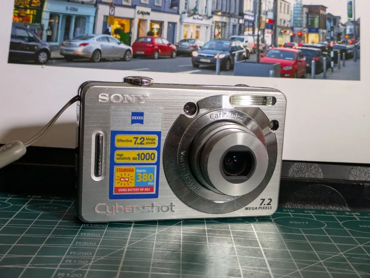 Sony Cyber-shot 7MP CCD🌈 compact 📸Carl Zeiss 💥 - Image 1