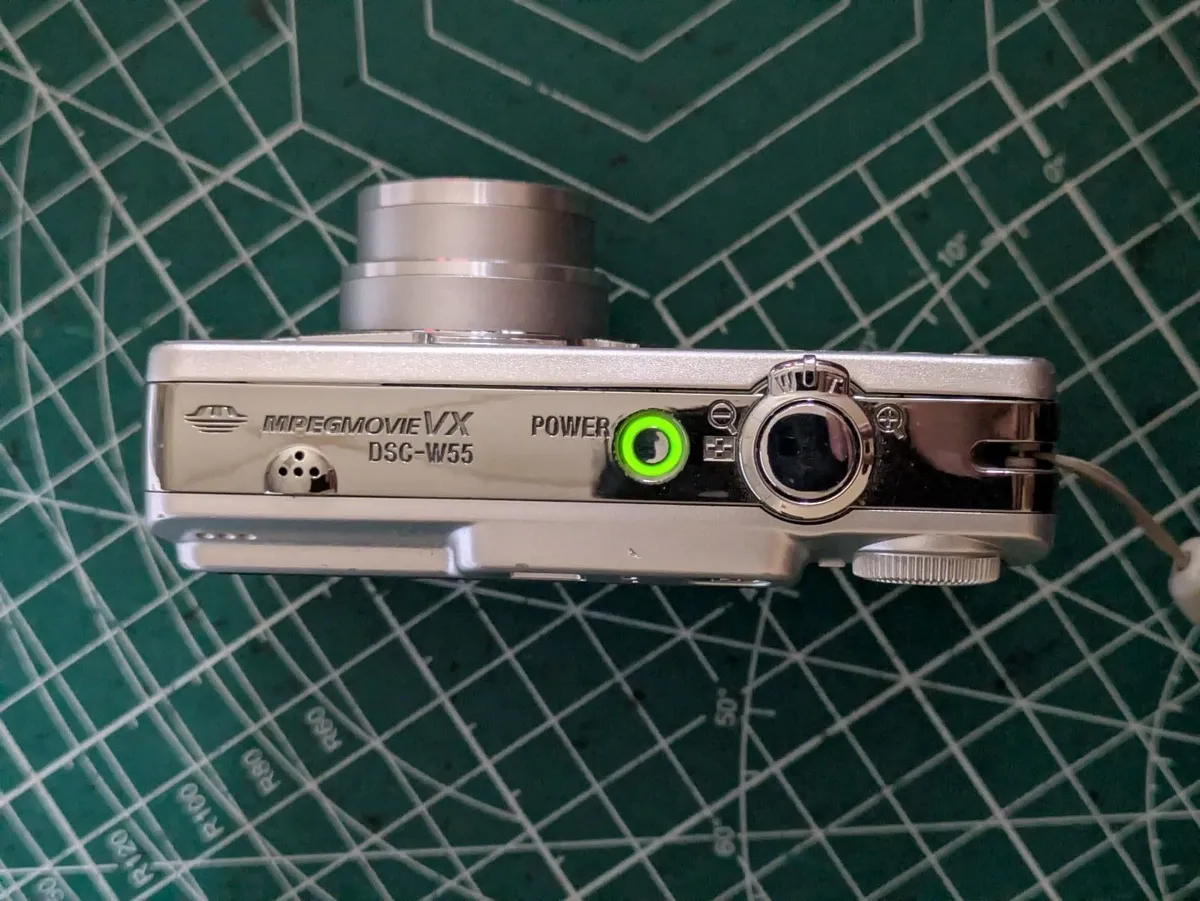 Sony Cyber-shot 7MP CCD🌈 compact 📸Carl Zeiss 💥 - Image 2