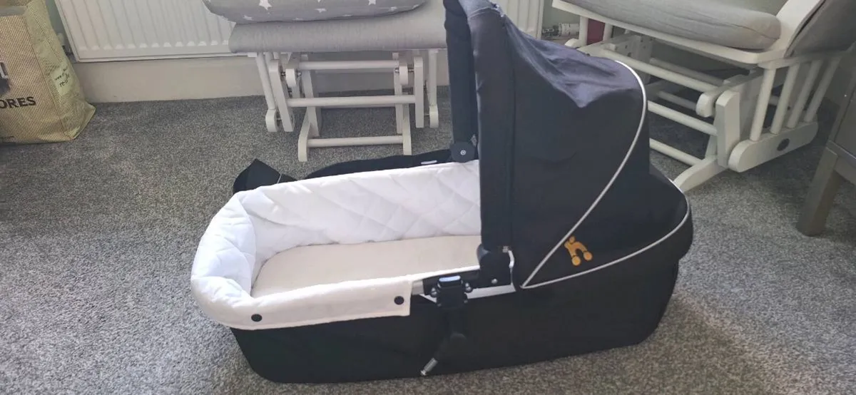 Out n about bassinet - Image 2