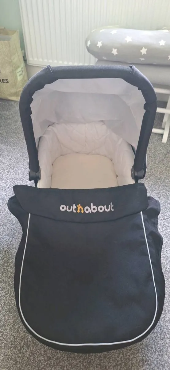 Out n about bassinet - Image 3