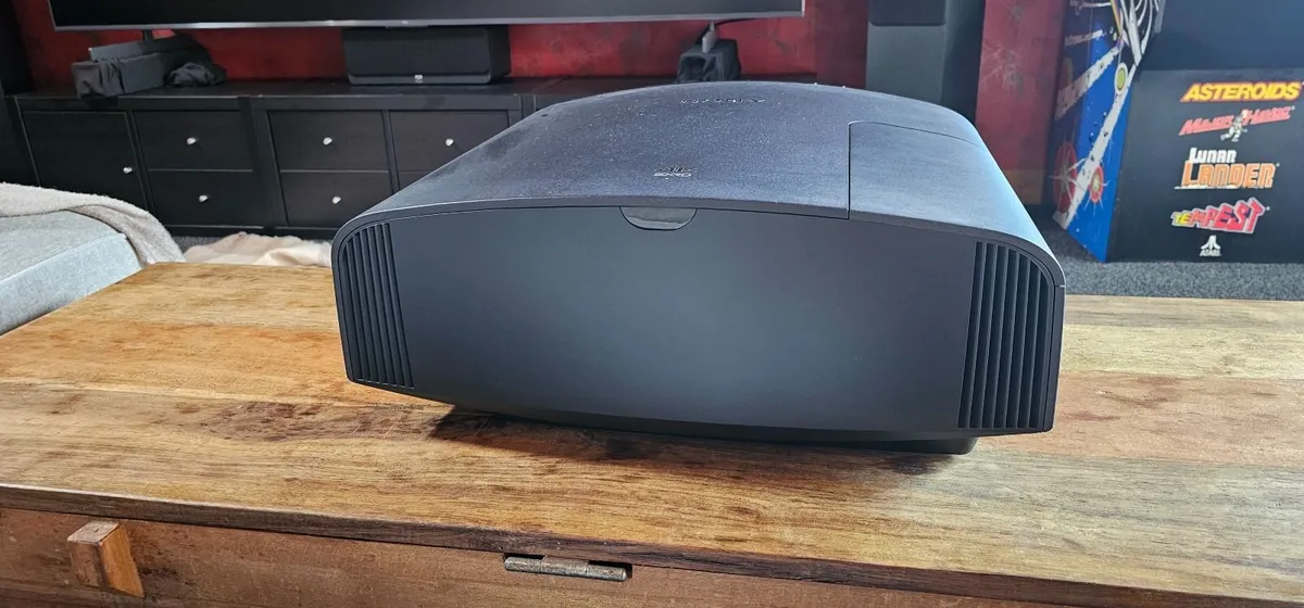 Sony VPL-VW260ES 4K PROJECTOR AND SCREEN - Image 2