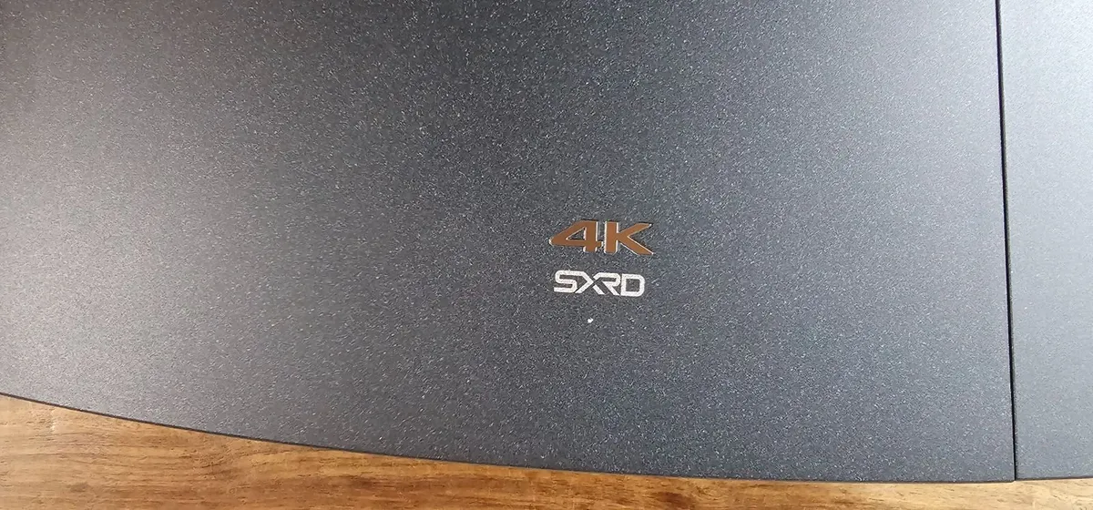 Sony VPL-VW260ES 4K PROJECTOR AND SCREEN - Image 4