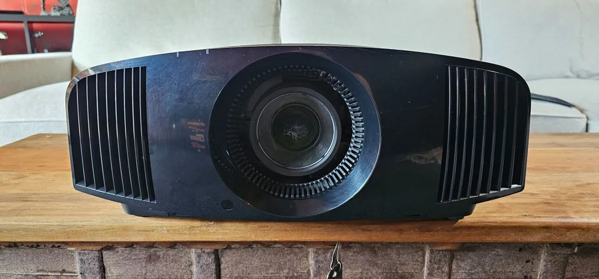 Sony VPL-VW260ES 4K PROJECTOR AND SCREEN - Image 1
