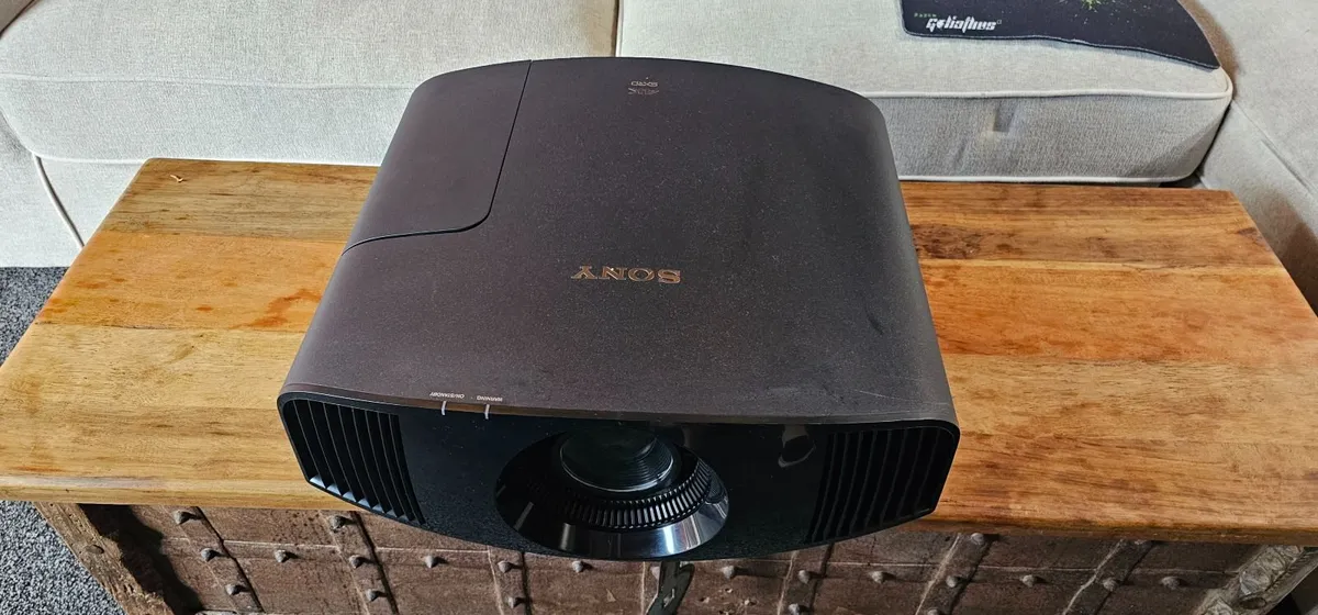 Sony VPL-VW260ES 4K PROJECTOR AND SCREEN - Image 3
