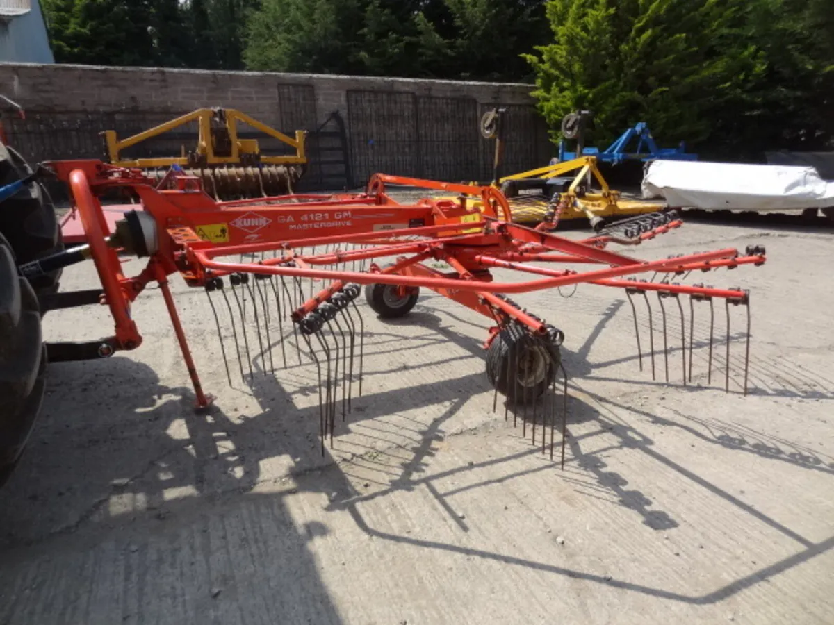 Kuhn GA4121 Masterdrive Single Rotor Rake - Image 1