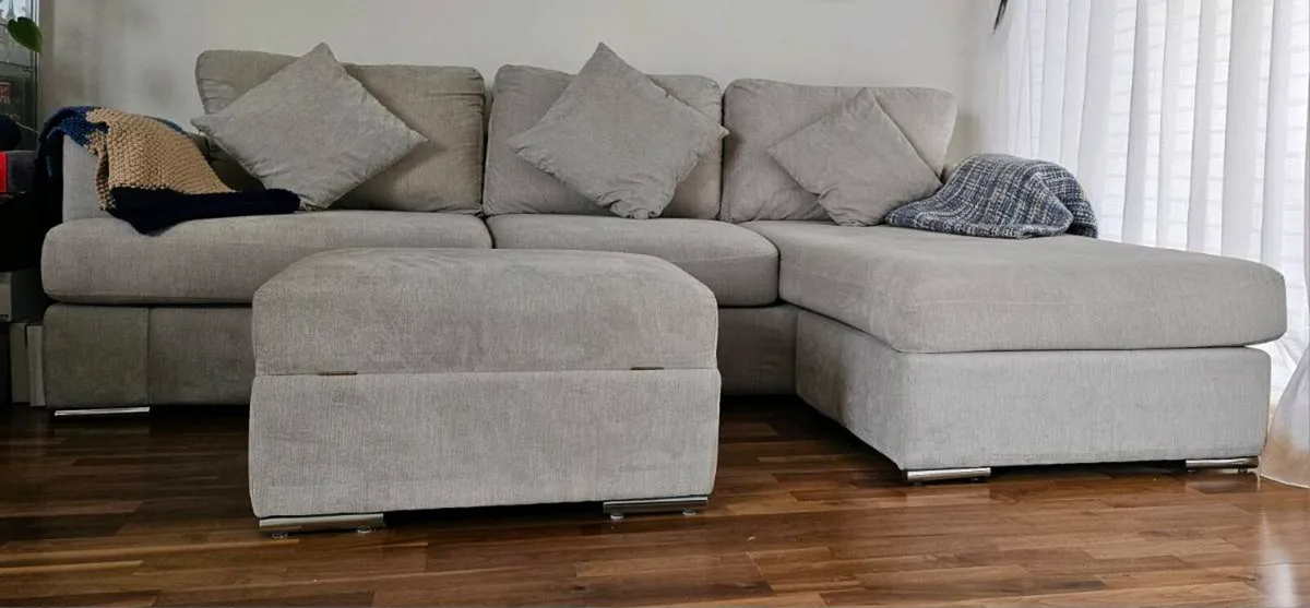 Large Grey Corner Sofa with Chaise + Ottoman – Mod - Image 1