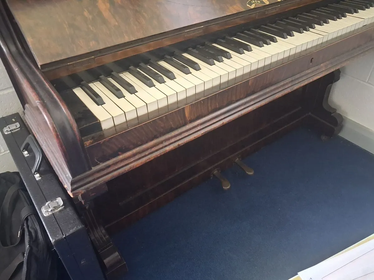 Upright piano - Image 1