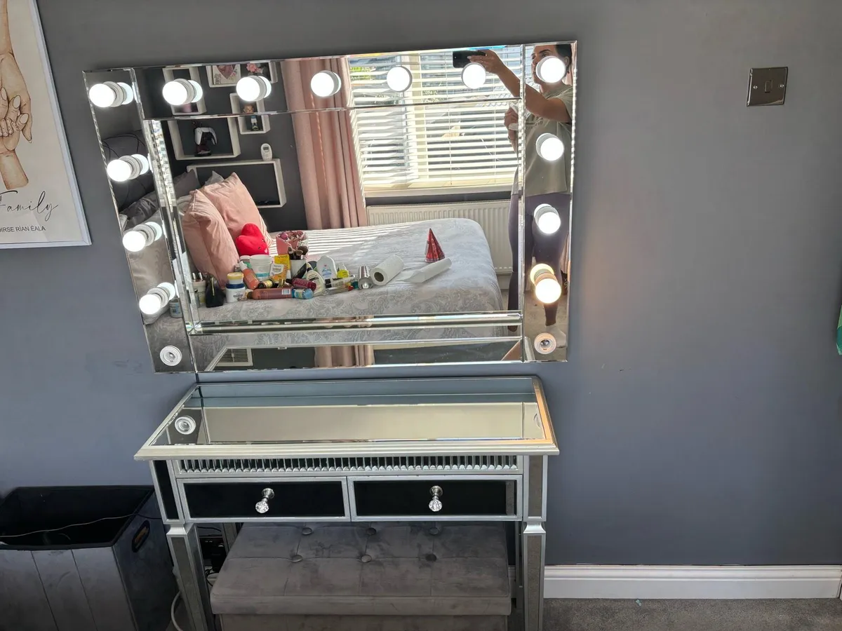 Hollywood mirror and dressing table - Image 1