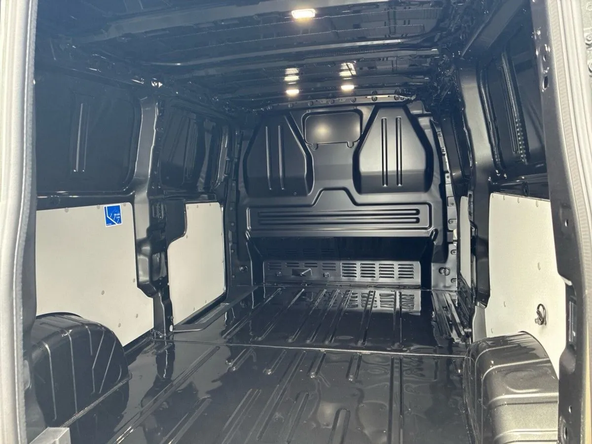 Volkswagen Transporter HIGHLINE LWB 150BHP AUTOMAT - Image 4
